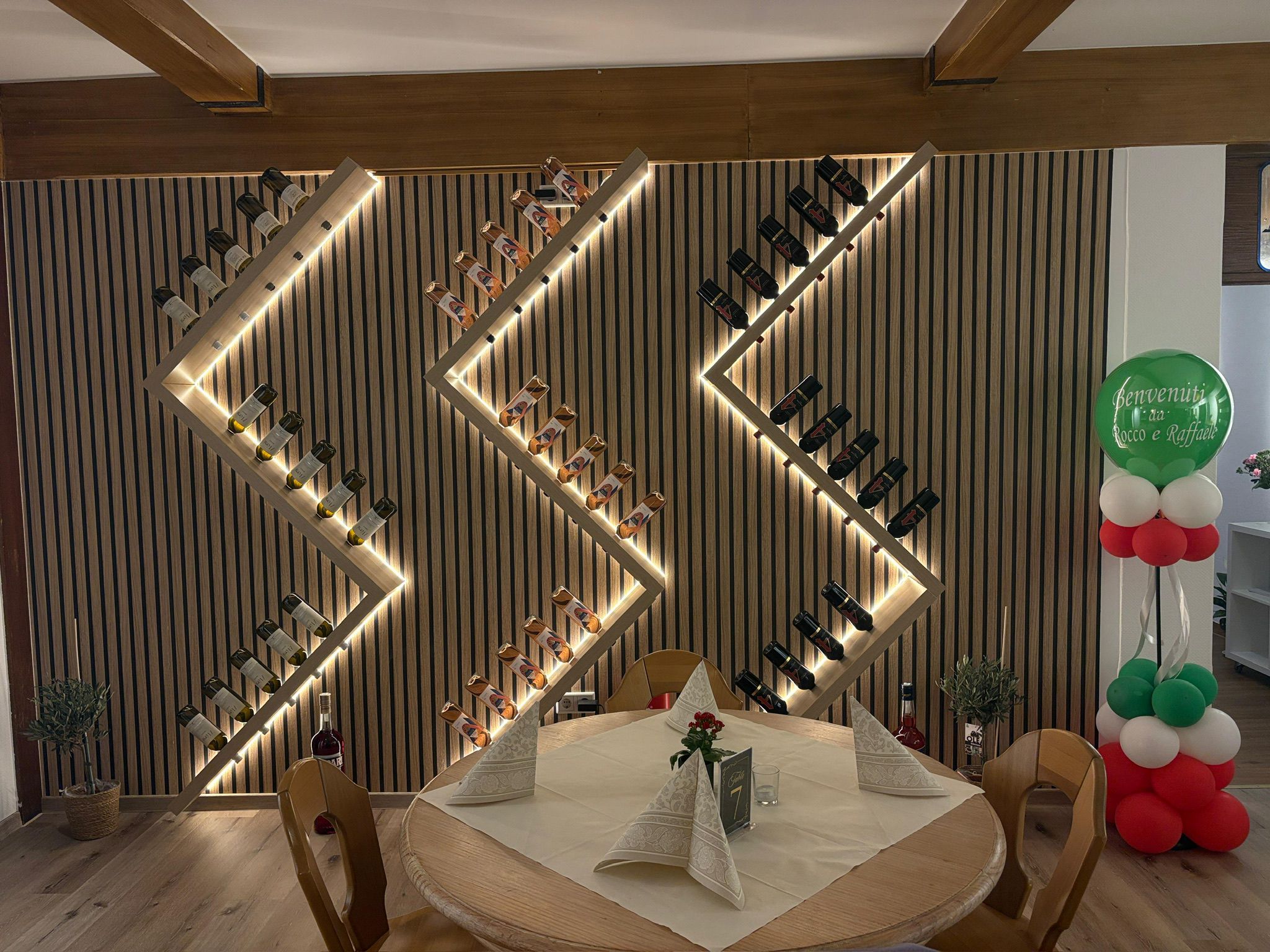 Designte Weinwand im Restaurant